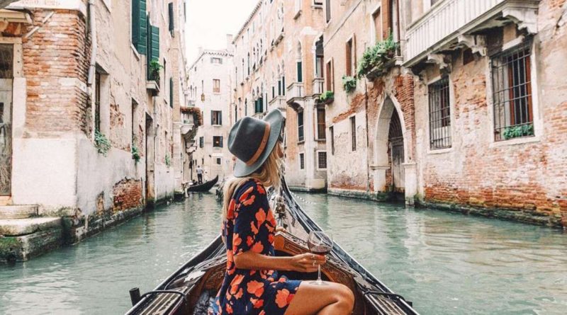 Travel-Italy-Venice-gondola
